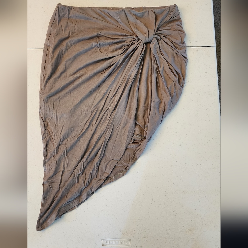 High wasited asymmetrical skirt